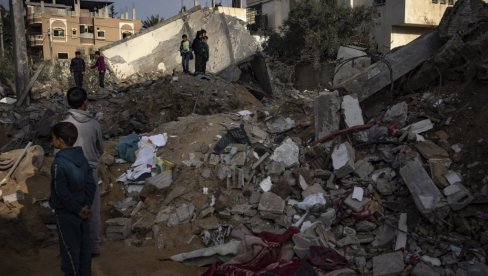 CIVILI SATERANI SVE DO RAFE: Pod pritiskom borbi i na jugu Pojasa Gaze palestinsko stanovništvo saterano u ćošak