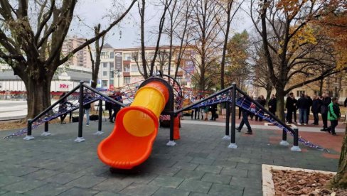 НОВО МЕСТО ЗА УЖИВАЊЕ МАЛИШАНА: У центру Лесковца отворено дечије игралиште
