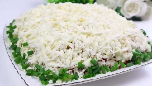 IDEALNA ZA PRAZNIČNU TRPEZU: Svečana salata Beli princ - prelepog je izgleda i još lepšeg ukusa, savršena za doček Nove godine (VIDEO)