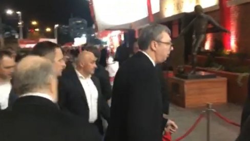 ПОГЛЕДАЈТЕ: Председник Вучић са сином Вуканом бодри Звезду против Ситија (ВИДЕО)