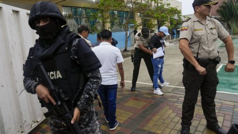 POLICIJA UPALA STUDIO I SAVLADALA OTMIČARE: Kraj drame na televiziji u Ekvadoru (VIDEO)