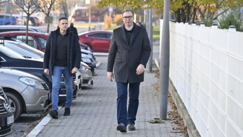 BOLESNE LAŽI ŠOLAKOVIH MEDIJA: Izmislili da je Vučić glasao u društvu Nikole Petrovića