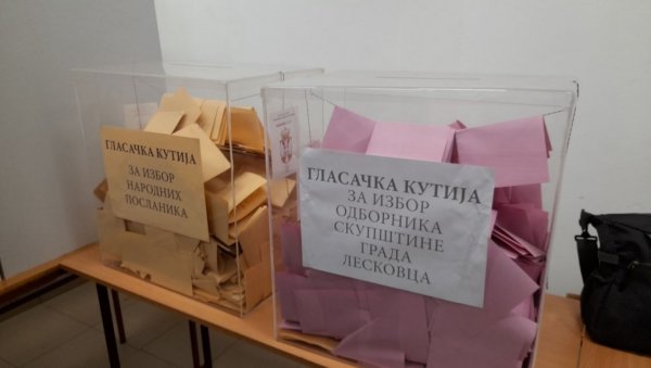 У ЛЕСКОВЦУ НИЈЕ БИЛО УБАЦИВАЊА ЛИСТИЋА: Нема неправилности од стране чланова бирачких одбора