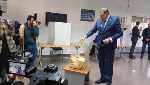 „STRPLJIVO ČEKAO SVOJ RED“: Dodik glasao u Generalnom konzulatu Srbije