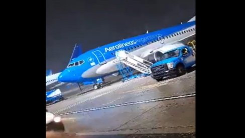 NESVAKIDAŠNJI INCIDENT: Jak vetar oduvao Boing 737, letelica oštećena (VIDEO)
