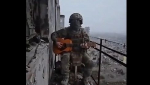 САМО НЕ РЕЦИ МАЈЦИ ДА САМ У БАХМУТУ Снимак да се најежиш: Руски војник свира гитару и пева док пљуште гранате (ВИДЕО)
