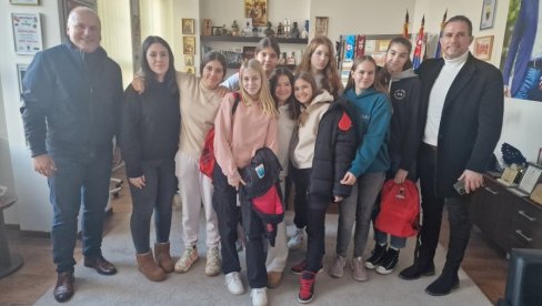 NAJBOLJE KOŠARKAŠICE IZ DESPOTA: Predsednik opštine Zvezdara primio mlade sportistkinje