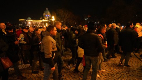 БЛОКИРАН САОБРАЋАЈ: Покушали да пробију ограду - Инцидент на протесту Србија против насиља испред РИК-а