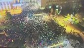 PRAVE HAOS SA 1500 LJUDI: Snimak pokazuje broj okupljenih ispred RIK-a (VIDEO)