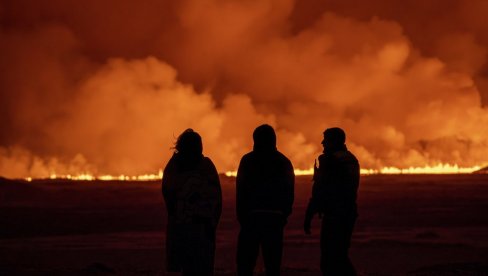 ЛАВА ИЗБИЈА НА СВЕ СТРАНЕ, НЕБО ЈЕ ЦРВЕНО: Драматични снимци са Исланда након ерупције вулкана (ВИДЕО)