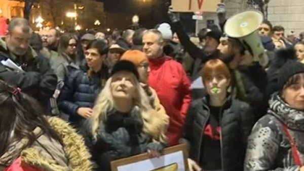 ОПОЗИЦИЈА НАСТАВЉА ЦИРКУС ИСПРЕД РИК: Гађали РИК јајима, протесте претворили у журку