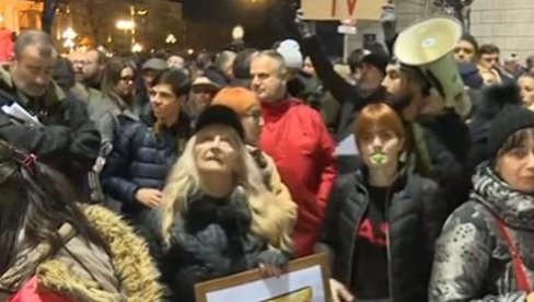 OPOZICIJA NASTAVLJA CIRKUS ISPRED RIK: Gađali RIK jajima, proteste pretvorili u žurku
