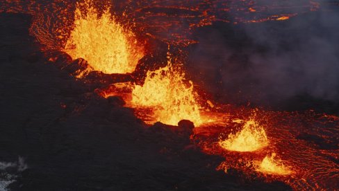 РЕКЕ ЛАВЕ, ГОРИ НЕБО ИЗНАД ИСЛАНДА: Ерупција вулкана снимљена из сателита (ВИДЕО)