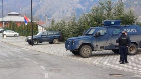ШТА СЕ ДЕШАВА ИСПРЕД КОМПЛЕКСА РАЈСКЕ БАЊЕ: Курти извео тзв. косовске специјалце, народ уплашен