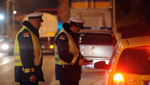 ISKLJUČENI IZ SAOBRAĆAJA ZBOG POTPUNE ALKOHOLISANOSTI: Policija uradila alko-test vozaču automobila i biciklisti, pa ostali u šoku