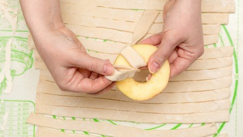 ODUŠEVIĆETE SE KAKO SE BRZO I JEDNOSTAVNO PRAVI: Jabuke u lisnatom testu - koliko je ova poslastica ukusna!