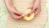 ОДУШЕВИЋЕТЕ СЕ КАКО СЕ БРЗО И ЈЕДНОСТАВНО ПРАВИ: Јабуке у лиснатом тесту - колико је ова посластица укусна!