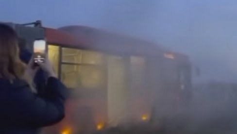 ПОНОВО ПОЖАР НА ОБРЕНОВАЧКОМ ПУТУ: Запалио се градски аутобус, дим куља на све стране (ФОТО)