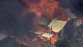 VATRA GUTA SVE PRED SOBOM: Stravični snimci požara, kuće nestaju u buktinji kao da su od papira (VIDEO)