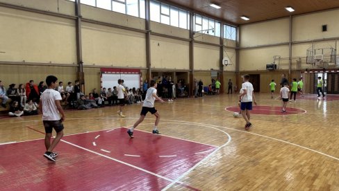 PAKETIĆI ZA VRŠNJAKE NA KOSOVU I METOHIJI : Humanitarna akcija učenika osnovne škole „Jovan Grčić Milenko“ u Beočinu