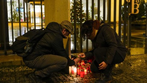 ТУЖНЕ СЦЕНЕ НА УЛИЦАМА ПРАГА: Свеће и цвеће за жртве најкрвавијег масакра у модерној историји Чешке (ФОТО)