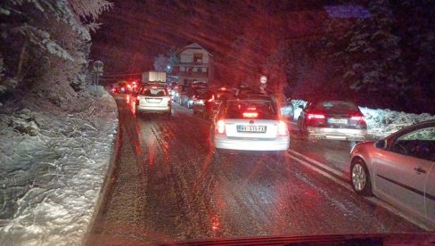 NE KREĆITE NA PUT AKO NE MORATE: Zastoj na putu od Zlatibora prema Novoj Varoši, sneg napravio kolaps (VIDEO)