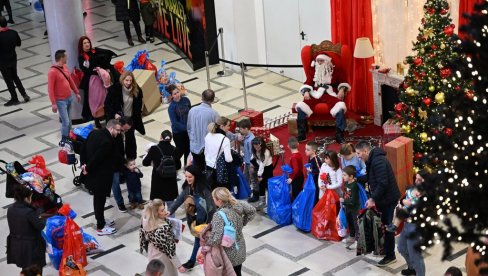 GDE SI PARKIRAO SANKE I IRVASE? Popularni Deda Mraz na druženju sa mališanima zaposlenih u Novostima, u MTS dvorani (FOTO)