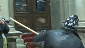 JEZIVI SNIMAK RAZULARENE GRUPE NASILNIKA: Pogledajte kako razbijaju vrata na ulazu u Skupštinu grada (VIDEO)