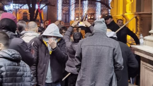 REPORTERKA N1: Opozicija baca suzavac i biber sprej na srpsku policiju!