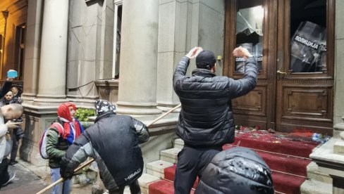 БЕРЛИНЕР ЦАЈТУНГ: Покушај Мајдана у Београду, опозиција себи учинила медвеђу услугу
