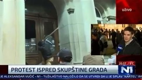 TOTALNO NASILJE: Pogledajte kako maskirani sledbenici Đilasa i Marinike tuku srpsku policiju (VIDEO)