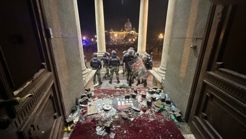 ĐILASOVI HULIGANI S FANTOMKAMA GAĐALI KAENICAMA POLICAJCE: Užasne scene u centru Beograda (VIDEO)