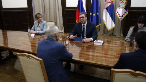 U TOKU SASTANAK U PREDSEDNIŠTVU: Ruski ambasador poklonio Vučiću knjigu „Strogo poverljivo“ (FOTO)