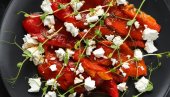 NESVAKIDAŠNJA HARMONIJA UKUSA, UKLAPA SE UZ SVAKO JELO: Hrskava salata od pečene paprike sa pinjolima, fetom i bosiljkom