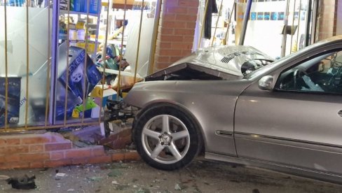 „MERCEDESOM“ PROBIO IZLOG, TROJE POVREĐENO: Dramatična saobraćajna nesreća u Kikindi (FOTO)