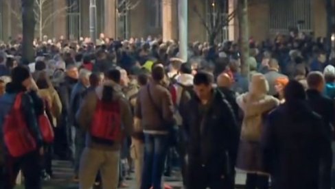 NOVI PROTEST ĐILASOVE KOALICIJE: Nakon blokiranja saobraćajnica u glavnom gradu, okupili se ispred zgrade RIK-a