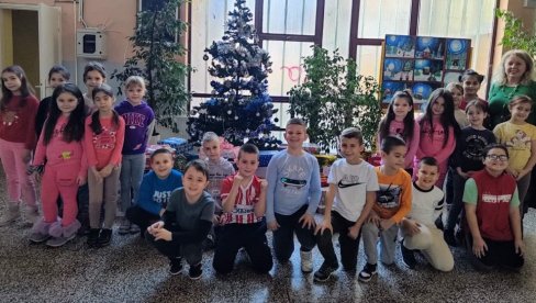 DAROVI UGLJEVIČKIH MALIPANA VRŠNJACIKA NA KOSMETU: Đaci podržali Humanitarni štand-paketići za decu na Kosovu i Metohiji