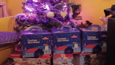 OMLADINA GO SNS BEOGRAD OBRADOVALA MALIŠANE: Novogodišnji paketići za decu iz Sigurne kuće (VIDEO)
