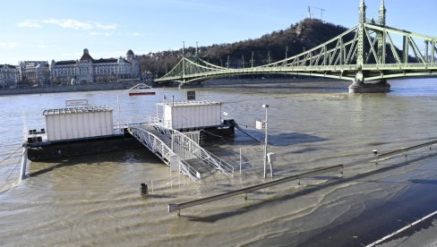 NESVAKIDAŠNJI PRIZOR IZ BUDIMPEŠTE: Izlio se Dunav - kejevi pod vodom (FOTO)