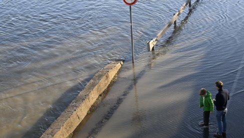 ДУНАВ У БЕОГРАДУ ОСТАЈЕ У КОРИТУ: Стигао поплавни талас из Мађарске, што је изазвало изливање реке у најнижим деловима Новог Сада