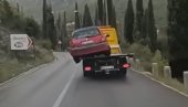 DRŽI MU BALANS Vozači gledali u čudu ka prikolici kamiona šlep-službe (VIDEO)