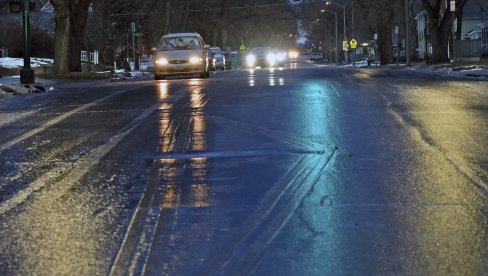 VANREDNO STANJE U AMERICI: Saobraćaj u kolapsu, ljudi u mraku dočekuju Novu godinu