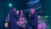 ПОКЛОНИО ЈОЈ ЦВЕЋЕ: Калиопи прославила рођендан на концерту Жељка Самарџића (ФОТО)