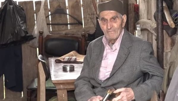 ПРИМЕР ЈЕ ДОБРОГ И ПЛЕМЕНИТОГ ЧОВЕКА: Деда Радиша има 102 године, а његова порука омладини стане у свега пар мудрих речи (ВИДЕО)