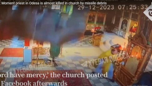 СВЕШТЕНИК ЗА ДЛАКУ ИЗБЕГАО СМРТ: Плафон се срушио на метар од њега, црква се хитно огласила (ВИДЕО)
