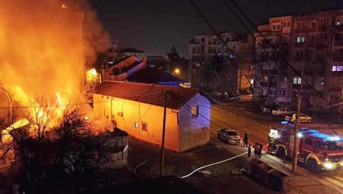 POŽAR U CENTRU PARAĆINA: Izgorela kuća, porodica sa sedmoro dece nepovređena (FOTO)