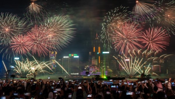 СПЕКТАКЛ ОД КОГ ЗАСТАЈЕ ДАХ: У Хонг Конгу 2024. дочекали уз ватромет који траје - 12 минута! (ВИДЕО)