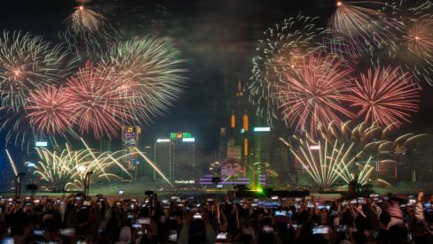 СПЕКТАКЛ ОД КОГ ЗАСТАЈЕ ДАХ: У Хонг Конгу 2024. дочекали уз ватромет који траје - 12 минута! (ВИДЕО)