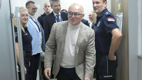 VESIĆ U NOVOGODIŠNJOJ NOĆI: Ministar sa zaposlenima na aerodromu i u JP “Putevi Srbije”