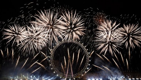 НАЈСВЕТЛИЈЕ НЕБО ИЗНАД ЛОНДОНА: Како је Европа ноћас славила - Над Темзом највећи ватромет, Парижани у знаку ОИ 2024 (ФОТО)